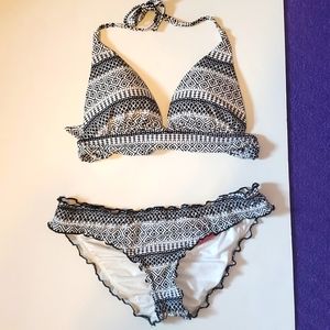 VS Black and White Patterned Triangle Bikini Ruffle Cheeky Bottoms